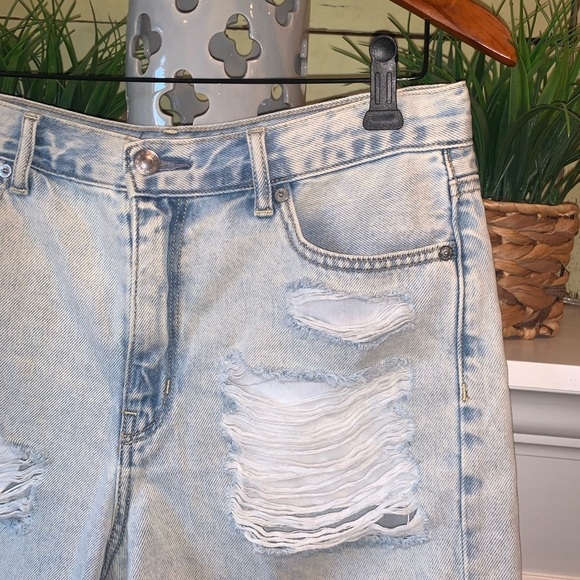 American Eagle Light Wash Distressed High Waisted Mom Shorts Cuffed Size 10 - Picture 3 of 5